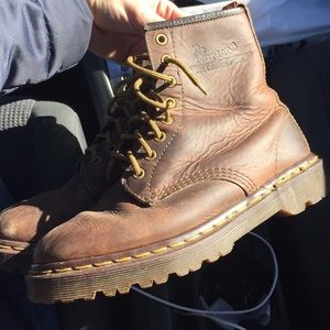 RE LISTING Dr Martens boots
